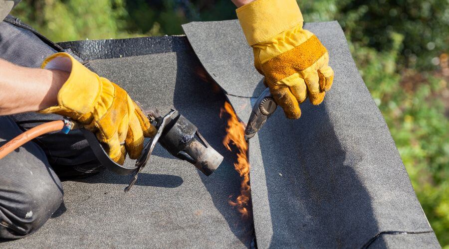 Professional gutter cleaning in Evanston, IN